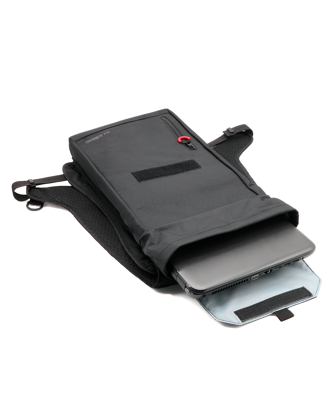 Inserimento del laptop nello scomparto porta-tablet